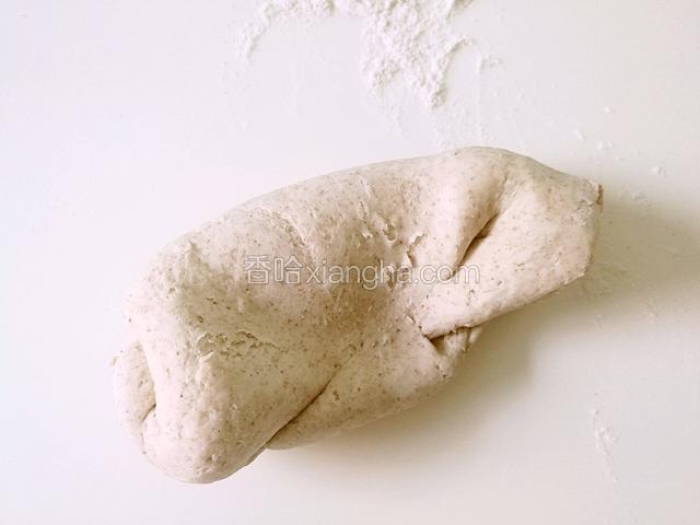 案板上撒一些干面粉，将面团揉匀，排出气体，多揉几次会更好吃。