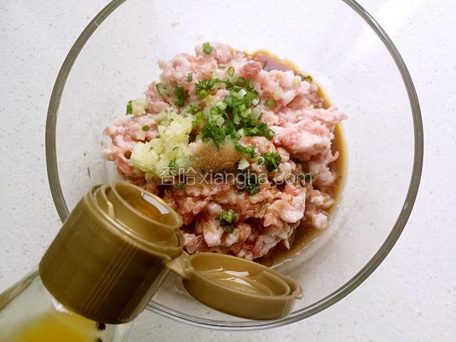 猪肉馅中加入葱姜未，再加入生抽，鸡精，食盐，加入适量的香油。