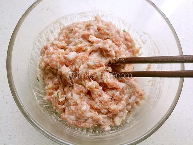 沿着一个方向搅拌均匀，搅匀后放一边腌制。
