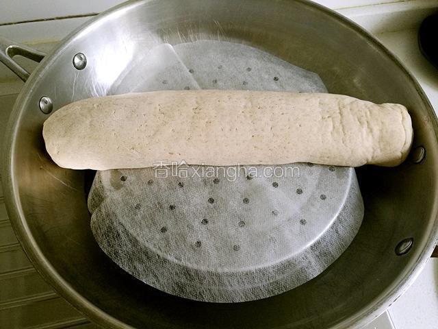 蒸锅上放入清水，铺上不粘蒸笼布，放入肉龙，打开火，二分钟关火，二次醒发肉龙，时间大概二十分钟左右。