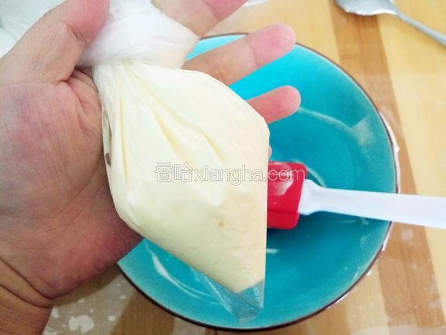 装入裱花袋  （当然为了这么点东西刷一次裱花袋对我这种懒人来说 还是塑料袋更方便一点 哈哈哈）