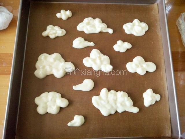 在28*28的烤盘里 先铺上油纸或者油布 再挤上云朵的造型 放入烤箱150度先烤一分钟 这个时候我就没经验 后来成品就不好看 这一步一定一定要震出气泡 不然最后丑死