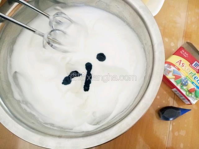 在剩下的蛋白里放入蓝色的食用色素 量的多少看自家的色素品质吧 我得放四五滴才有颜色  这个就没法定量了