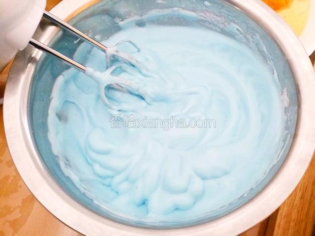 稍微打几下 颜色均匀就可以了 别打过 影响蛋糕卷的柔软度
