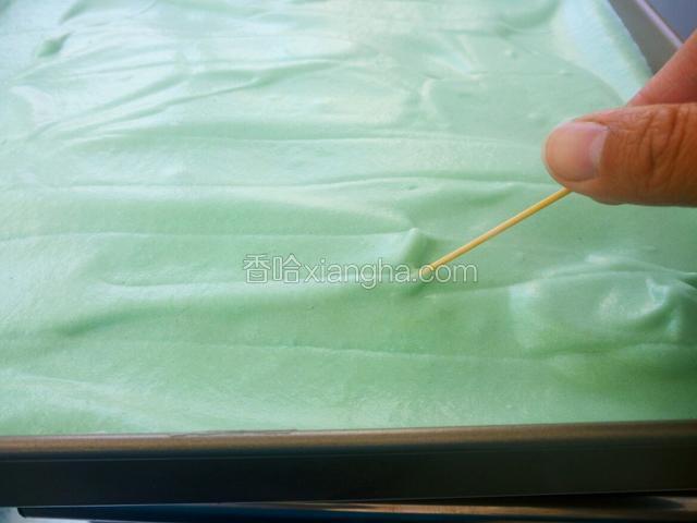 那也得放入烤盘 因为下面有云朵 我就没震气泡 用牙签划几圈 效果一样