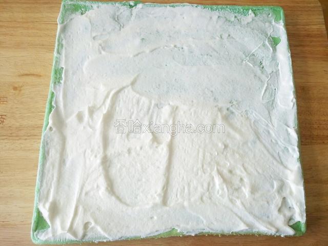 翻面 抹上淡奶油 之前剩下的 这步就不介绍了