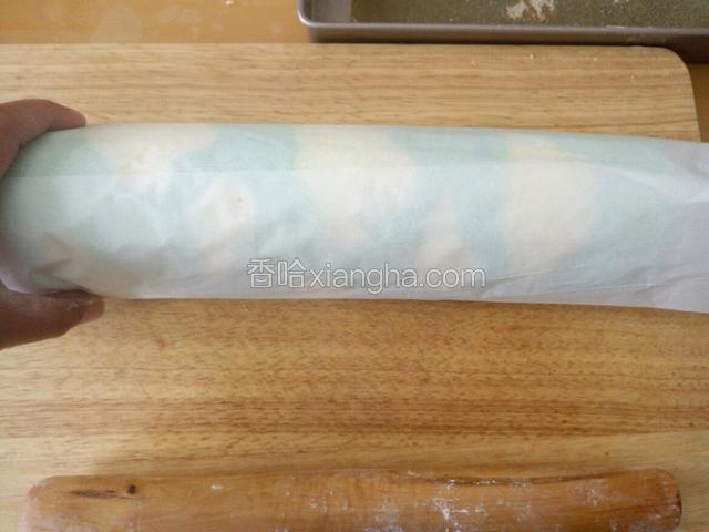 没用擀面杖 直接用手卷的  油纸包好 蛋糕的那个尾端在下面   就固定好了 放置一个小时