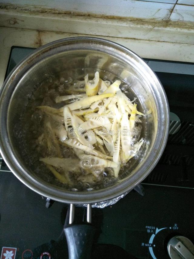 锅中烧开水倒入鲜笋煮开（煮至鲜笋快熟即可）