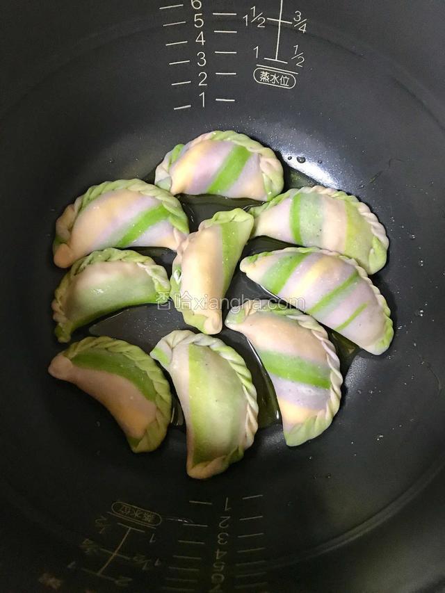 将饺子均匀摆放在锅底