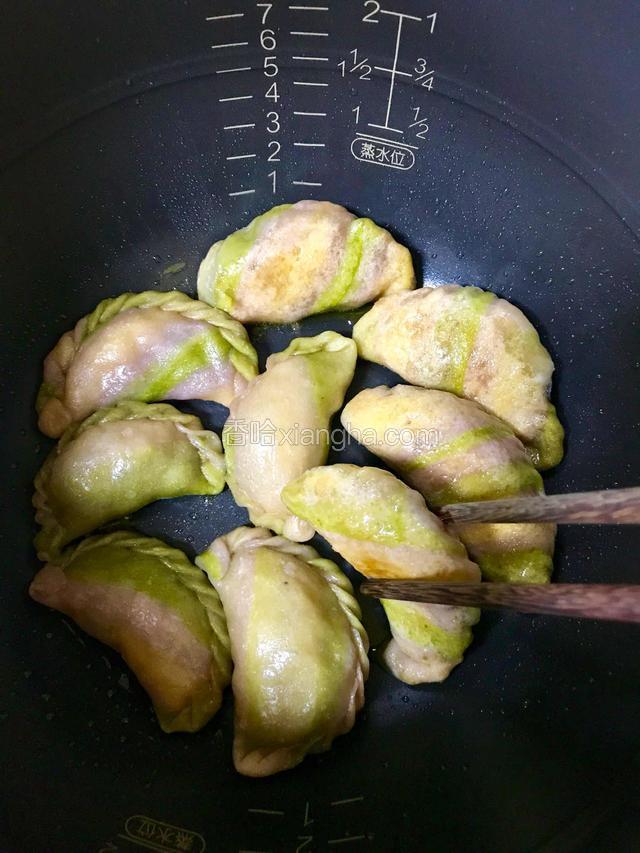 中途10分钟左右开盖翻面（冻饺子可以稍微长一点，有时间的话甚至等它跳了后再翻面都可以，只是翻面后再按一次煮饭键）