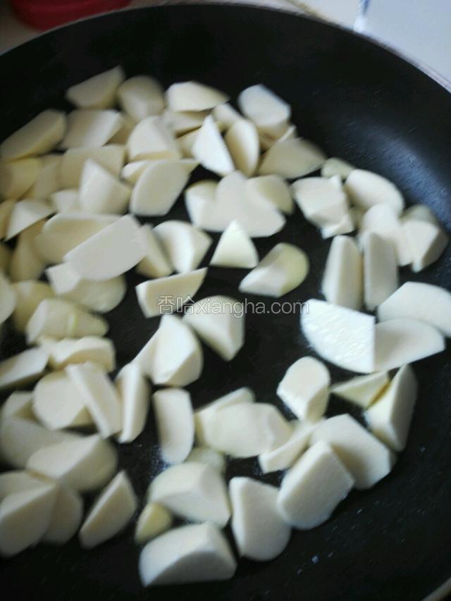 再倒入茭白炒匀