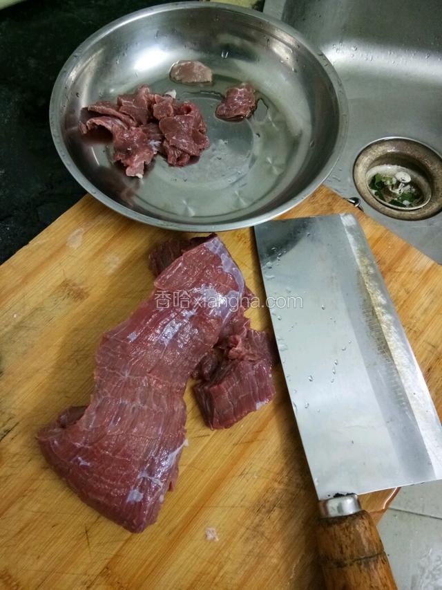 先將牛肉錘軟切片