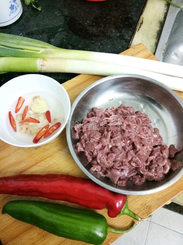 加入蛋清抓勻（可多抓一會肉質比較嫩）準備姜，蒜，小辣椒放入碗裡泡水備用