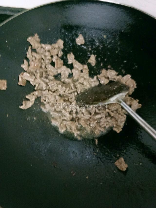鍋里放油燒熱，加入姜蒜片炒香放肉翻炒，九分熟起鍋，防止炒老，