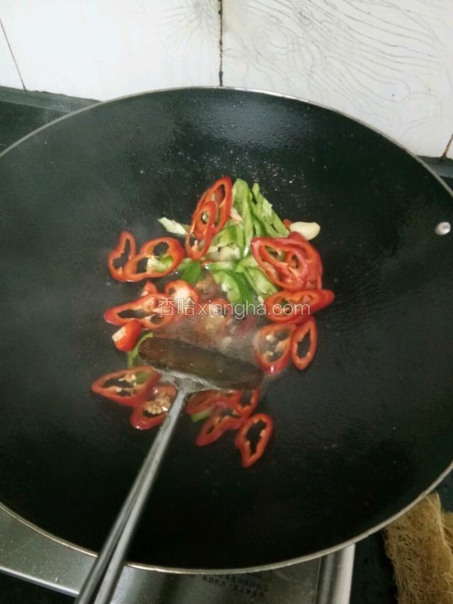 肉起鍋，放入姜蒜瓣紅辣，青椒