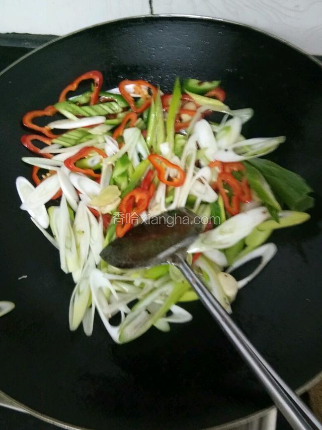 加入大蔥翻炒，放鹽