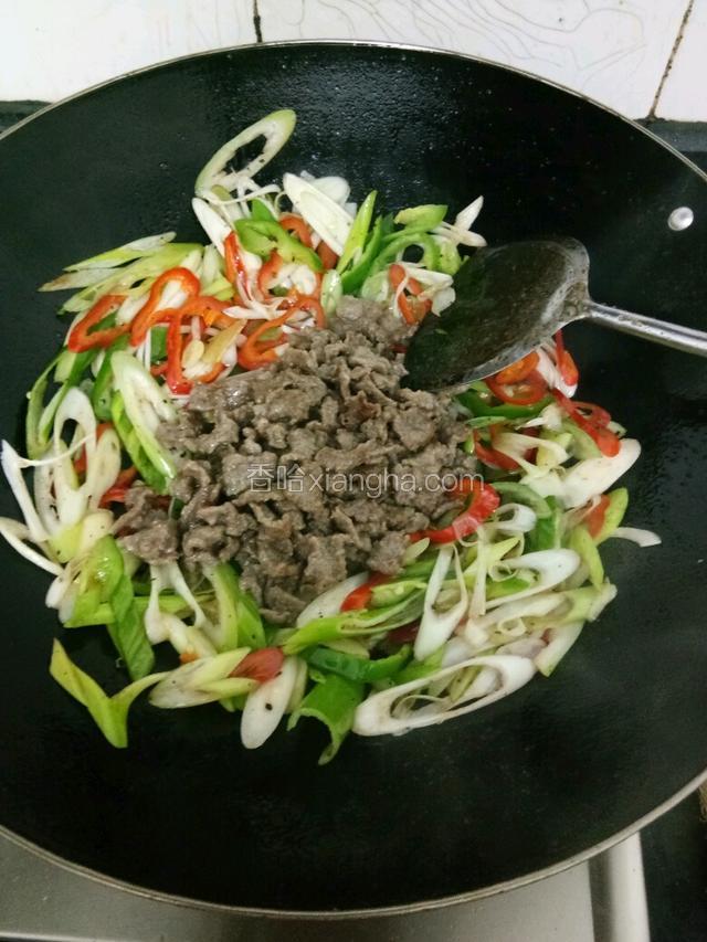 炒至半熟加入牛肉，倒入剩下的料水，放醬油