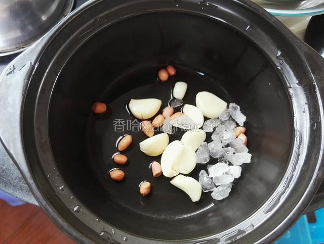 将大蒜，花生，冰糖一起放入锅里