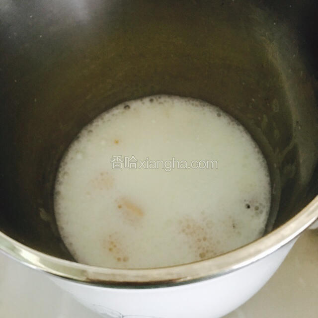 凉牛奶放入豆浆机，不要超过水位线