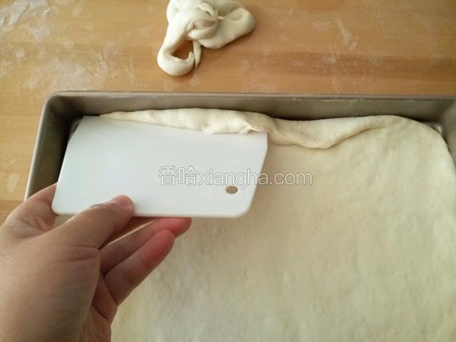 我用的就是普通的28*28金盘 用刮板切去多余部分