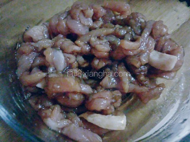 把肉丝放入碗里，倒适量生抽，少量盐，料酒搅拌均匀腌制一下。