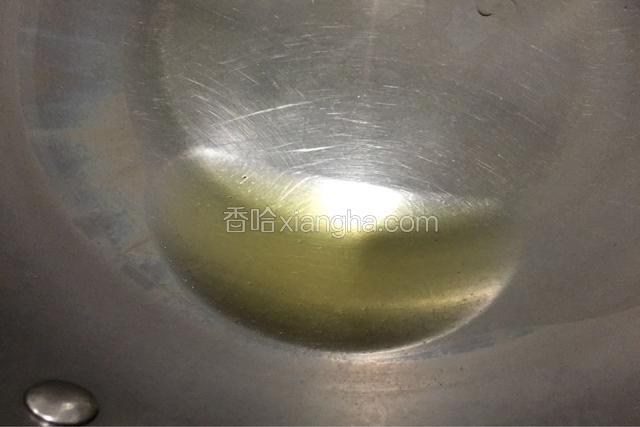 热锅倒油烧热
