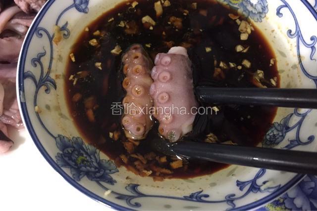 鲜嫩爽口的章鱼蘸酱汁美美的开吃吧！