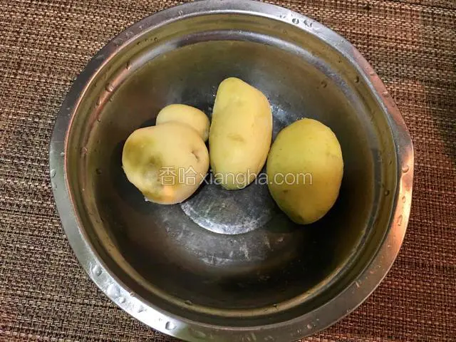 土豆放入锅中蒸熟

