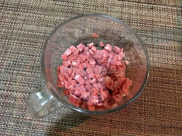 培根解冻后切成末