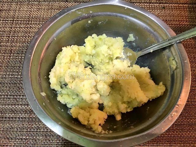蒸好的土豆趁热取出用勺背压成泥状