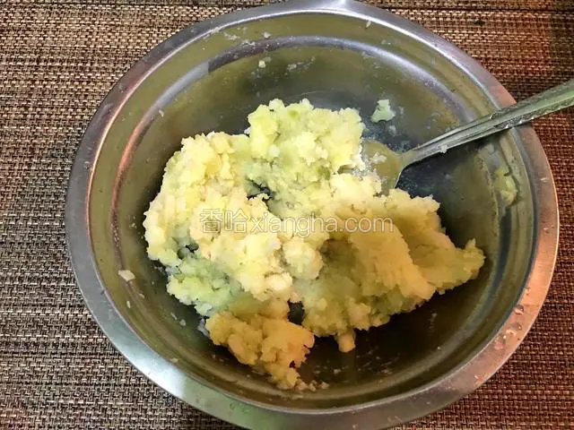 土豆用勺背压成泥