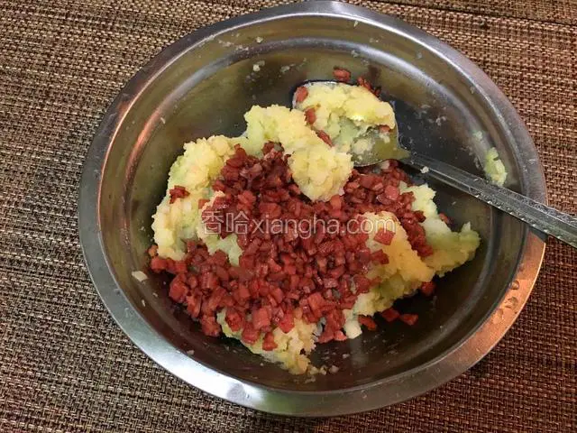 炒好的培根末放入土豆泥碗中