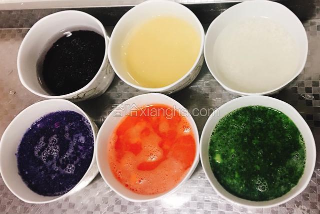 菠菜、胡萝卜、紫甘蓝分别打成菜泥放入大米中一起蒸熟，黑米和小米需要多泡一会再蒸
