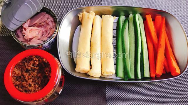 准备食材，黄瓜、胡萝卜切条，（胡萝卜用平底锅煎一下，能增加β-胡萝卜素的摄入），鸡蛋摊成鸡蛋卷（切成鸡蛋条也可以）。
