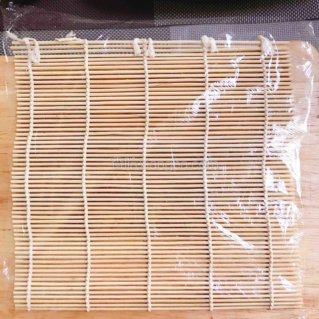 取一卷帘铺上保鲜膜