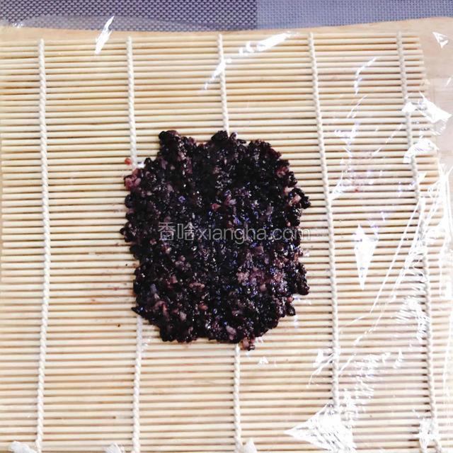 铺上一层米饭，轻轻按压