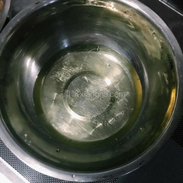 装蛋黄和蛋清的容器一定要保证无油无水。