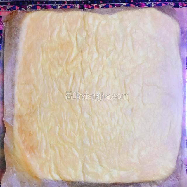 取一张油纸铺在有肉松的一面并翻个。