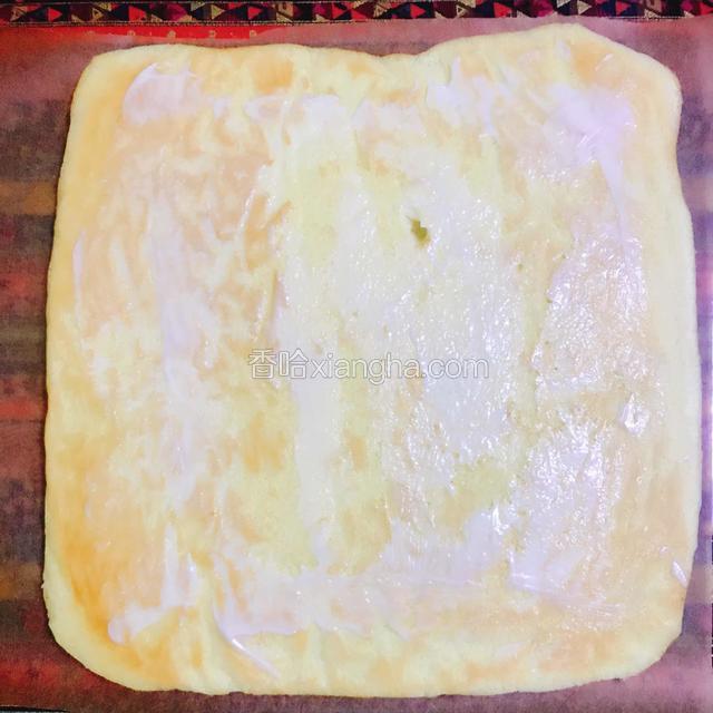 均匀地涂抹沙拉酱。