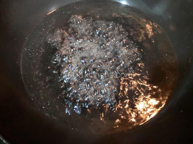 将蕨根粉放入开水锅中，煮至没有硬心即可