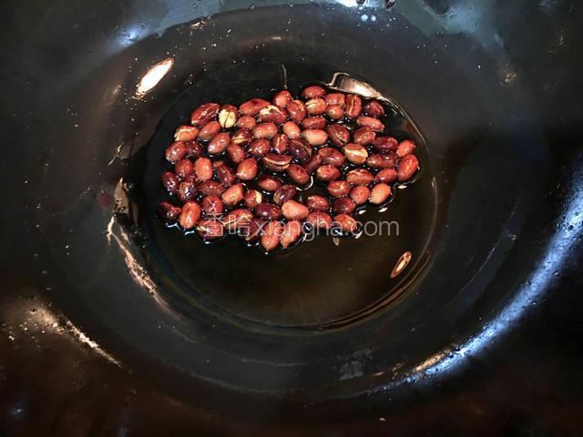 花生米炸熟后备用