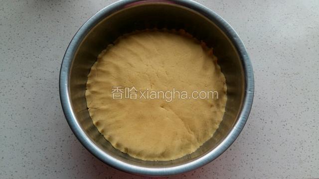上面涂一层水，将面团揉软用手压好。