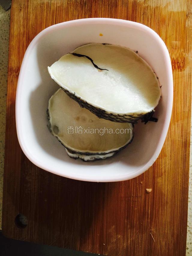 准备好食材，银鳕鱼洗净，两面撒少许盐，用手揉捏一下，腌制一会儿。