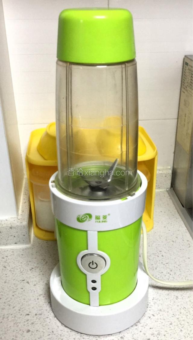 豌豆加适量盐，加少许水，用搅拌机打成泥。