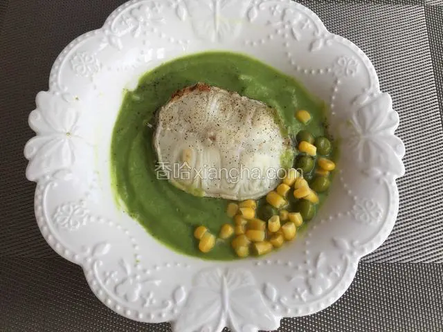 周围倒上豌豆泥，撒些黑胡椒粉，放些烫熟玉米粒装饰一下。