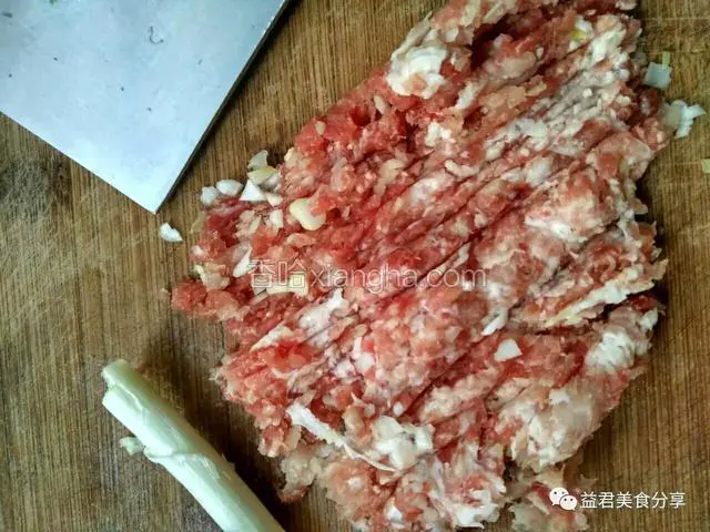 将准备好的猪肉剁碎。