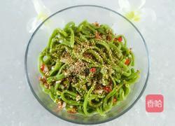 炝拌菠菜汁面的做法图解2