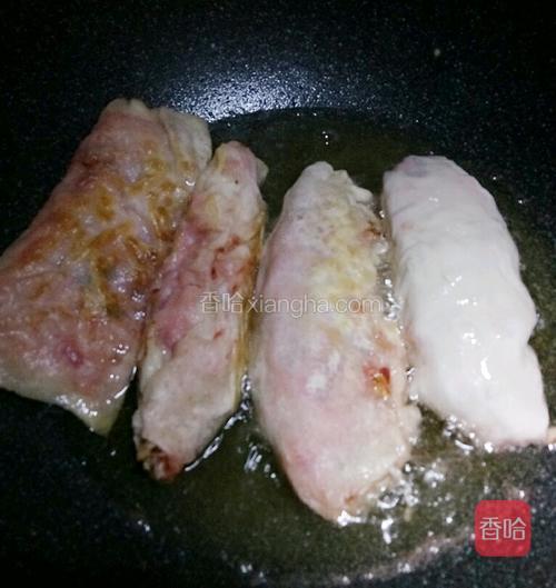 锅中油温不能大火 中火去炸 一面一面的炸 不要总搅动 怕馅漏出来（另外要小心炸的过程中偶尔会往外溅油 不要伤到自己 尽量保持点距离 或用锅盖挡一下）