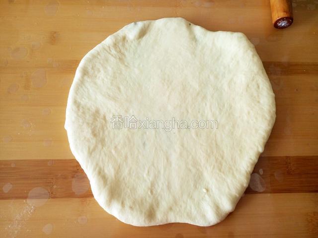 用擀面杖擀成一厘米厚的面饼