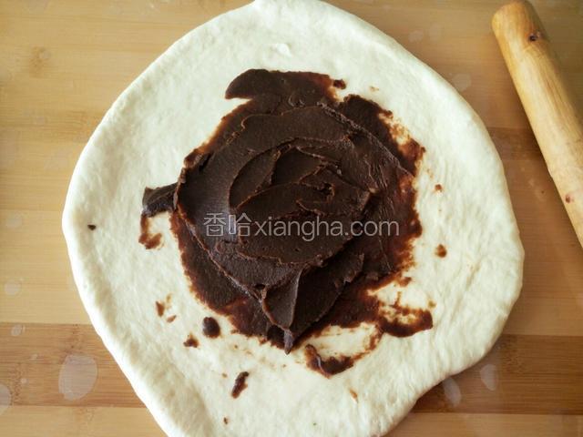 再包裹上适量的豆沙馅